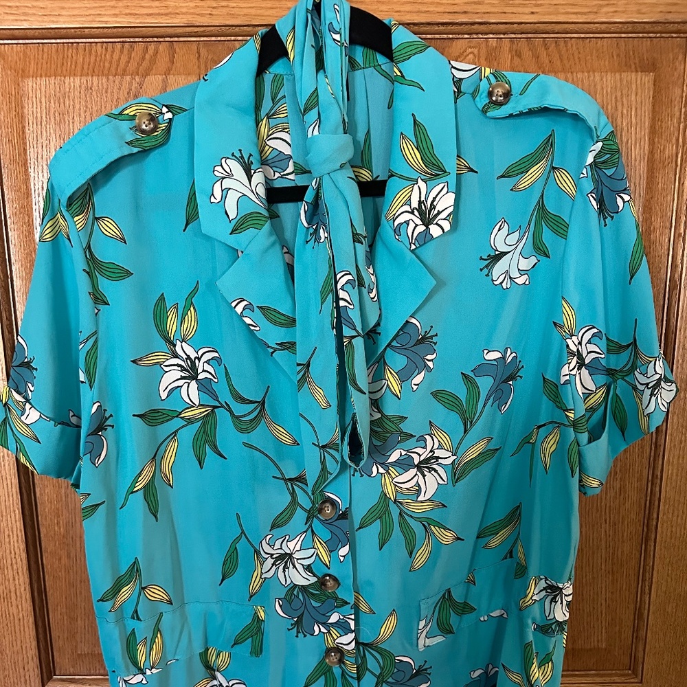 Worthington Blue Flowered Short-Sleeved Tunic Blouse with tie/belt.  Size L.
